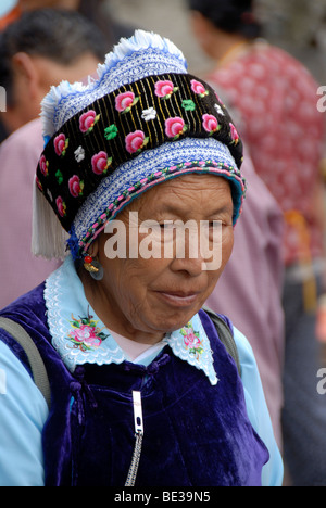 Ritratto, etnologia, donne di Bai gruppo etnico, colorato hat, Dali, nella provincia dello Yunnan, Repubblica Popolare di Cina e Asia Foto Stock