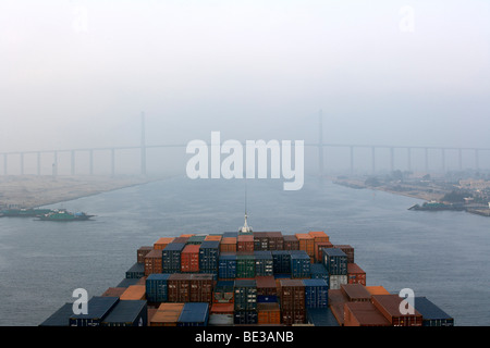 Nave Container, Mubarak ponte di pace, Suez Canal, El Qantara, Egitto, Africa Settentrionale, Africa Foto Stock