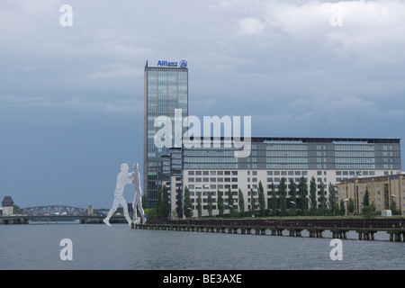 Treptowers alto edificio, Allianz Insurance building e la molecola di scultura gli uomini sulla Sprea, distretto di Treptow, Berlino, Ge Foto Stock