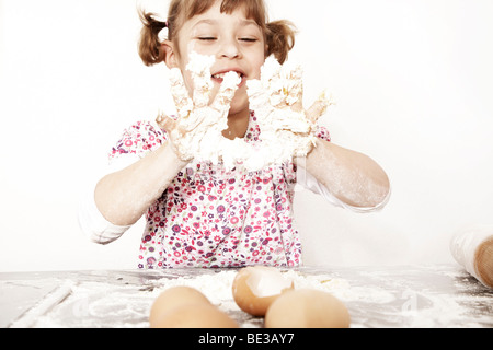 Sei-anno-vecchia ragazza, cottura Foto Stock