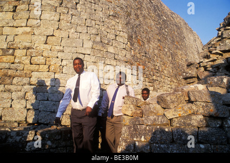 Un gruppo di insegnanti tour la Grande Zimbabwe rovine, nei pressi di Masvingo, Zimbabwe. Foto Stock