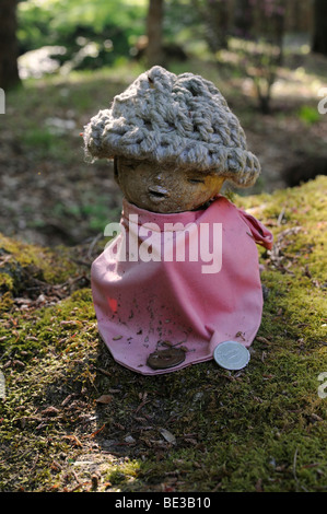 Jizo buddista figura nel muschio giardino del Sanzen-nel tempio, in Ohara vicino a Kyoto, Giappone, Asia Foto Stock