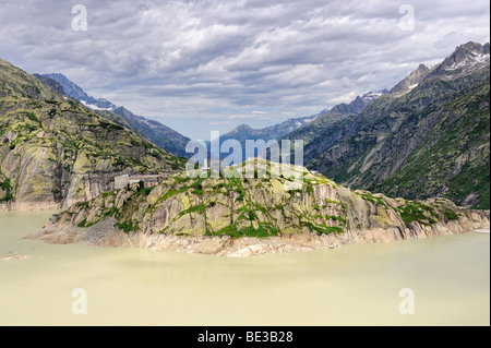 Vista sul lago Grimselsee con la storica Alpinhotel alpine hotel Grimsel Hospiz, Canton Vallese, Svizzera, Europa Foto Stock