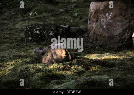 Jizo buddista figura nel muschio giardino del Sanzen-nel tempio, in Ohara vicino a Kyoto, Giappone, Asia Foto Stock