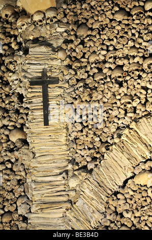 Charnel, ossa cappella Capela dos Ossos nel monastero francescano, Evora, Sito Patrimonio Mondiale dell'UNESCO, Alentejo, Portogallo, Euro Foto Stock