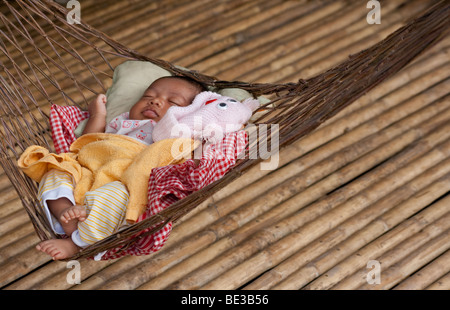 I giovani cambogiani il bambino dorme in amaca, Kampong Chhnang, Cambogia Foto Stock