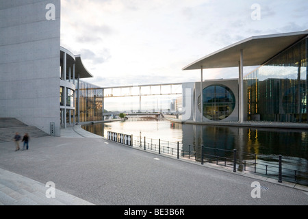 Paul-Loebe-Haus e Marie-Elisabeth-Lueders-Haus edifici parlamentari, Schiffbauerdamm street, Spreebogen fiume Spree, Regie Foto Stock