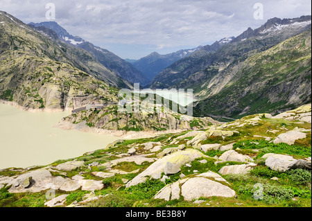 Vista sul lago Grimselsee con la storica Alpinhotel alpine hotel Grimsel Hospiz, nel retro del lago Raeterichsbodensee un Foto Stock