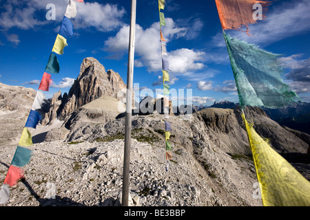 Bandiere di preghiera, Paternkofel, montagna Dolomiti di Sesto, Alto Adige, Italia, Europa Foto Stock