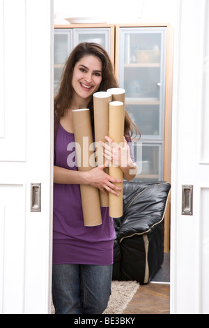 Ragazza con rotoli di cartone Foto Stock