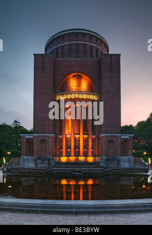 Il Planetario di Amburgo al crepuscolo, Hamburg Stadtpark, parco pubblico, Amburgo, Germania, Europa Foto Stock