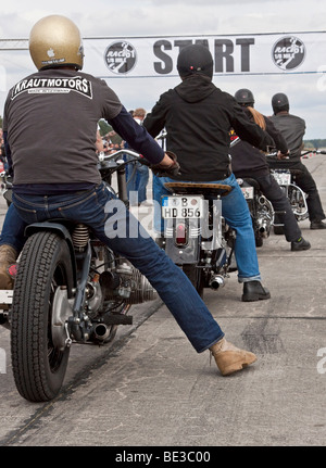 Motociclisti all'inizio della strada Runner gara 61 in Finowfurt, Brandeburgo, Germania, Europa Foto Stock