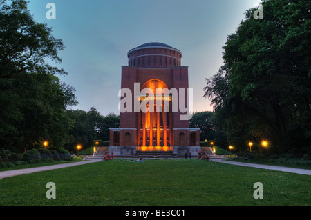 Il Planetario di Amburgo al crepuscolo, Hamburg Stadtpark, parco pubblico, Amburgo, Germania, Europa Foto Stock