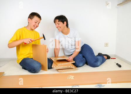 Madre e figlio di assemblaggio di mobili, assemblaggio dei ripiani Foto Stock