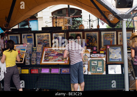 Agli acquirenti di sfogliare i banchi del mercato di rocce. Sydney, Nuovo Galles del Sud, Australia Foto Stock