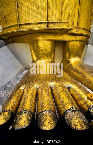 Piedi del gigante esterna permanente golden Buddha, Wat Intharawihan Tempio di Bangkok, Tailandia Foto Stock