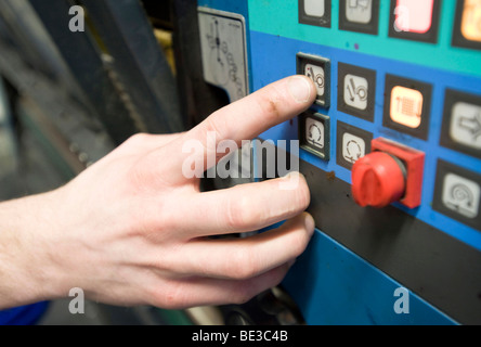 Uso dei comandi di una macchina da stampa, print shop, sheetfed offset, scatola piegata produzione Foto Stock