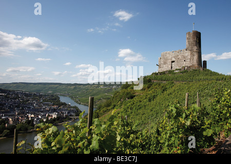 Il castello di Landshut vicino a Bernkastel-Kues, sul fiume Moselle, Renania-Palatinato, Germania, Europa Foto Stock