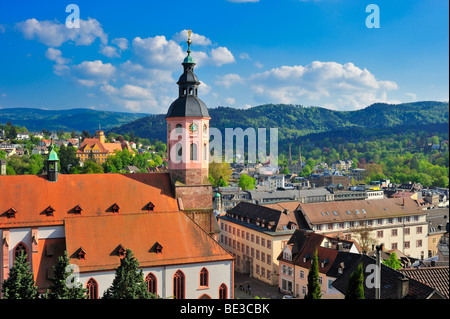 Vista panoramica della città con la chiesa collegiata, Baden-Baden, Foresta Nera, Baden-Wuerttemberg, Germania, Europa Foto Stock