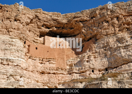 Il castello di Montezuma, rupe del castello del Sinagua nativi americani intorno a 1300 Annuncio, Montezuma Castle National Monument, la verde valle Foto Stock