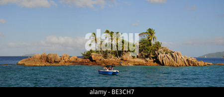 San Pierre di isolotti di granito, off Isola di Praslin, Seychelles, Africa, Oceano Indiano Foto Stock