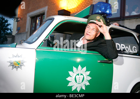 Klaus J. Behrendt, attore " Tatort', TV tedesca serie di criminalità, seduta in una polizia Trabant vettura Foto Stock