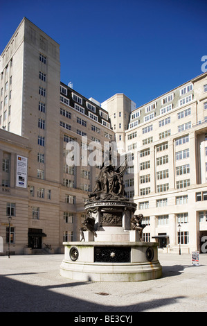 Bandiere di Exchange con Monumento Nelson a Liverpool Regno Unito Foto Stock