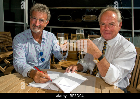 Eddie Jordan F1conducente celebra la fine della sua nuova build Sunseeker 46, il signor Robert Braithwaite,MBE fondatore e MD di Sunseeker . Foto Stock