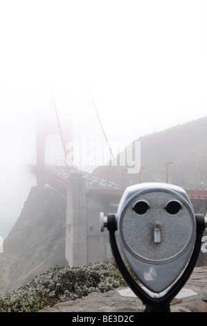 SAN FRANCISCO, Stati Uniti: Il Golden Gate Bridge, parzialmente oscurato dalla nebbia, si estende attraverso la baia di San Francisco. Questo iconico ponte sospeso, completato nel 1937, è rinomato per il suo design Art Deco e la meraviglia ingegneristica. Foto Stock