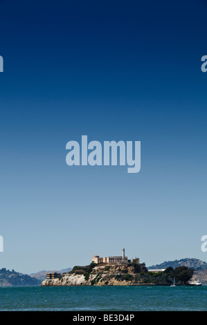 Alcatraz Island Federal Prison Lighthouse San Francisco California // SAN FRANCISCO, California - Alcatraz Island, la storica ex prigione federale, si trova nella baia di San Francisco. L'iconica isola presenta i suoi edifici principali, tra cui la cellhouse, e un faro. Alcatraz operò come penitenziario federale di massima sicurezza dal 1934 al 1963, ospitando criminali famigerati. Oggi, è una popolare destinazione turistica e un'unità dell'area ricreativa nazionale del Golden Gate. Il sito è gestito dal National Park Service come importante punto di riferimento e sito storico della California. Foto Stock
