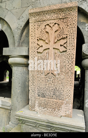 Croce tradizionale-pietra, khachkar, Chiesa Armena Ortodossa al monastero di Sanahin, Sito Patrimonio Mondiale dell'UNESCO, Armenia, Asia Foto Stock
