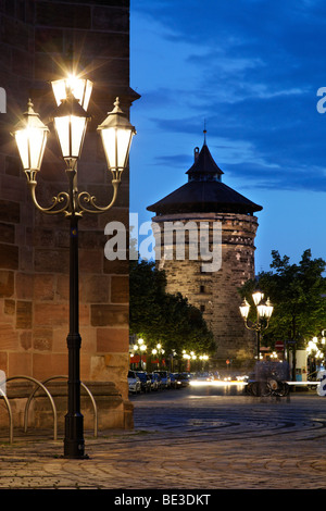 Spittlertorturm torre alta 40 metri, Lampione, Ludwigstrasse road, torre, notte, illuminato, città vecchia, Norimberga, Mi Foto Stock