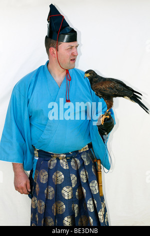 Falconer in giapponese abbigliamento, con un falco sul suo braccio, Samurai Takeda Gruppo, Japantag Giappone giorno, Duesseldorf Nord Rhine-Wes Foto Stock