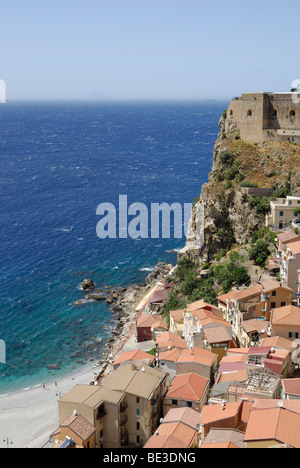 Case e fort costruito su una scogliera di pietra, sul mar Tirreno, Scilla, Calabria, Sud Italia, Europa Foto Stock