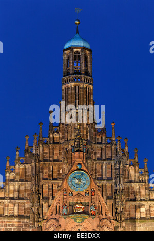 La Frauenkirche (Chiesa di Nostra Signora, gotico, cattolica, chiesa, sera e notte, illuminato, Maennleinlaufen, città vecchia, Norimberga, M Foto Stock