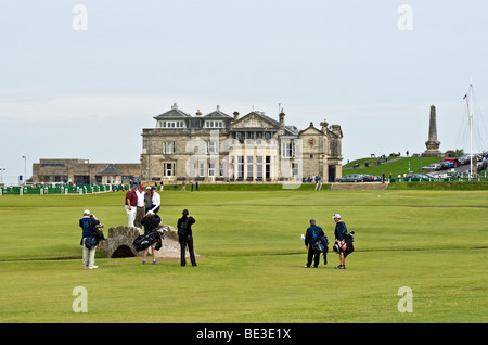 Gli amanti del golf che è fotografata sul famoso Swilcan ponte che attraversa il Swilcan Burn presso il vecchio corso diciottesimo foro in St Andrews Foto Stock