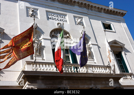 Bandiere che sventolano sul frontalino del famoso "La Fenice theatre Venezia,Italia Foto Stock