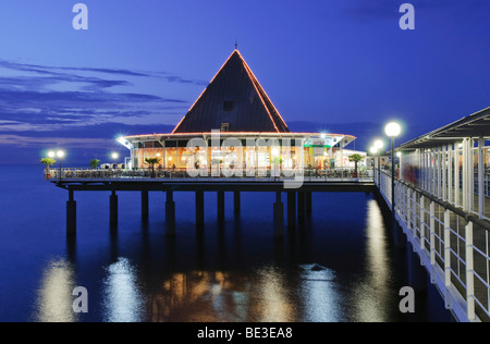 Ristorante sul molo nel Heringsdorf località balneare, al tramonto, isola di Usedom, Meclemburgo-Pomerania Occidentale, Germania, Europa Foto Stock