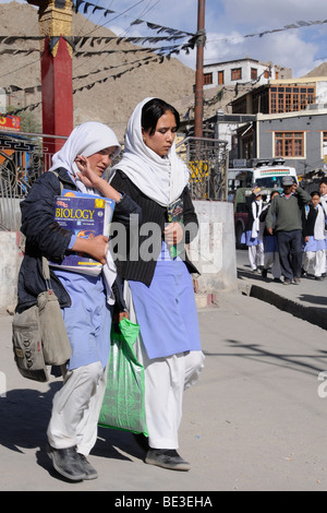 Studentesse indossano uniformi scolastiche provenienti al di fuori della scuola, Leh, Ladakh, India, Himalaya, Asia Foto Stock