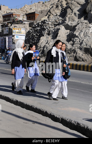 Studentesse indossano uniformi scolastiche provenienti al di fuori della scuola, Leh, Ladakh, India, Himalaya, Asia Foto Stock