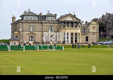 Il Golfer off di rinvio sul primo tee del vecchio corso in St Andrews Fife Scozia con il famoso club house dietro Foto Stock