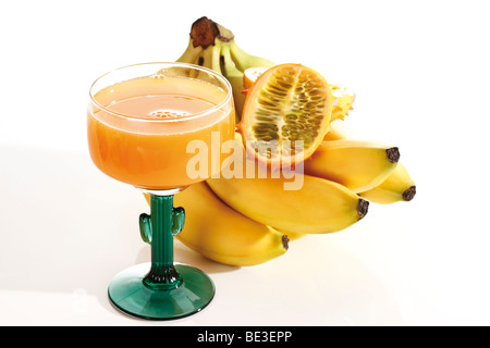 Mano di banane con la metà di un drago di frutta e succhi di frutta Foto Stock