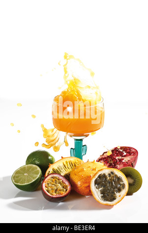 Frutti Esotici e spruzzi succo di frutta Foto Stock