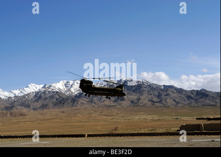 Aprile 11, 2009 - UN CH-47 Chinook decolla da Avanzamento base operativa Gardez. Foto Stock