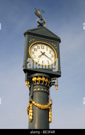 Orologio storico sul molo nel Ahlbeck località balneare, isola di Usedom, Meclemburgo-Pomerania Occidentale, Germania, Europa Foto Stock