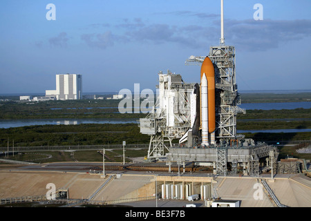 Space Shuttle Atlantis alla sommità del mobile piattaforma di lancio si trova sulla rampa di lancio. Foto Stock