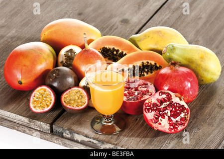 Succo di frutta con frutti esotici, Mango, granadiglie, Grenadilla, papaia, melograno Foto Stock
