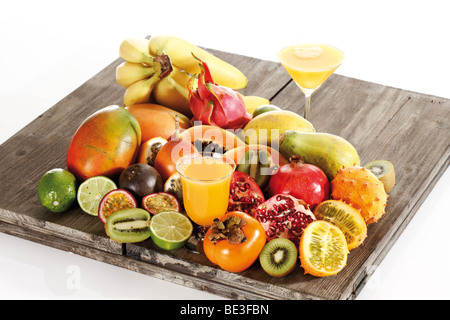 Succo di frutta con frutti esotici, Mango, granadiglie, Grenadilla, papaia, melograno, kiwi, banana, PITAHAYA, frutto del drago Foto Stock