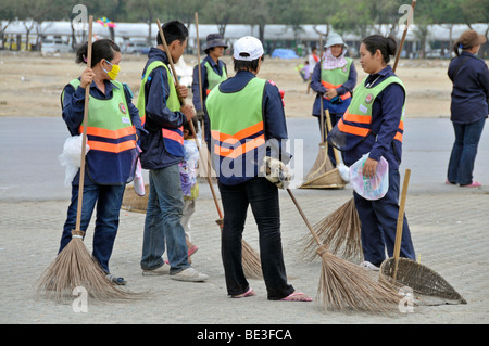 Spazzatrici stradali prendendo una pausa, Bangkok, Thailandia, Asia Foto Stock