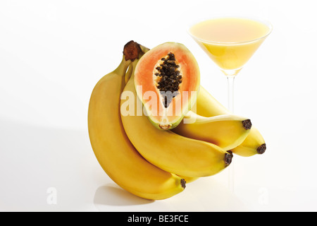 Mano di banane con la metà di una papaia e succo di frutta Foto Stock